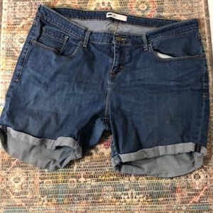 LEVI’SPlus size denim shorts